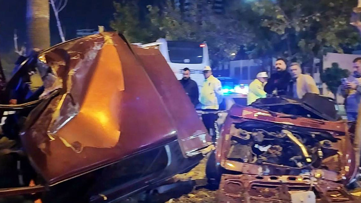 Direğe çarpan otomobil kağıt gibi ortadan ikiye bölündü! Sürücü oracıkta hayatını kaybetti