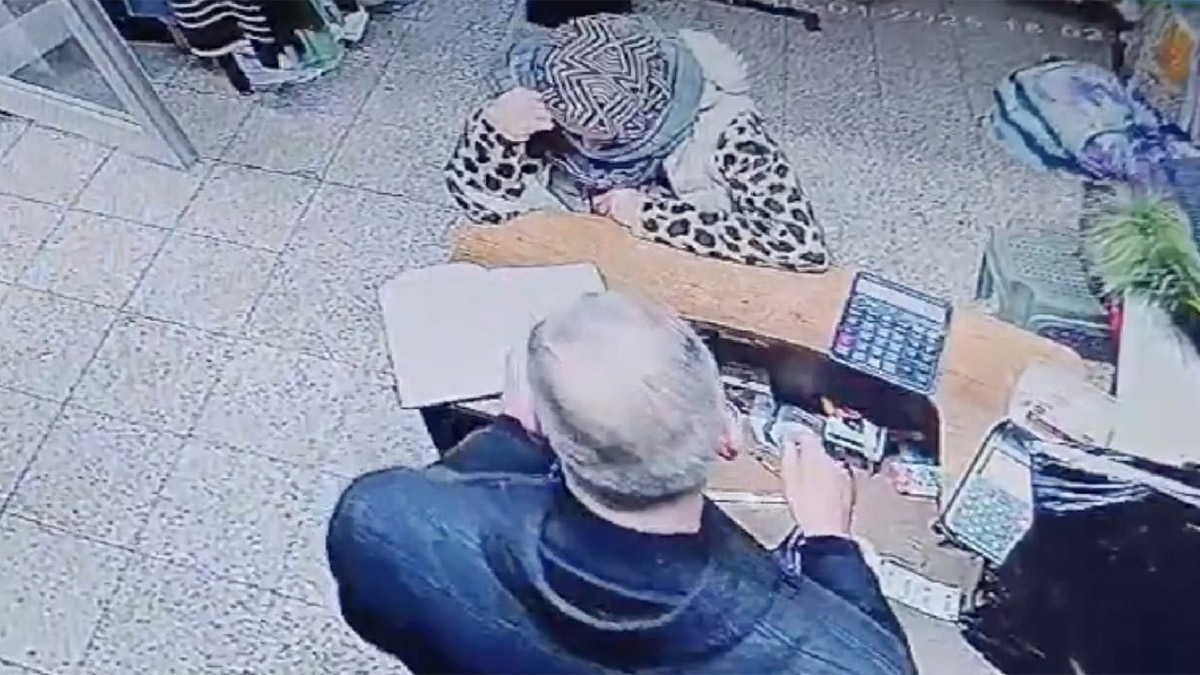 Yolda bulduğu kredi kartıyla borcunu ödeyip alışveriş yaptı