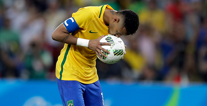 Brezilya'nın yıldız futbolcusu Neymar bıraktığını açıkladı