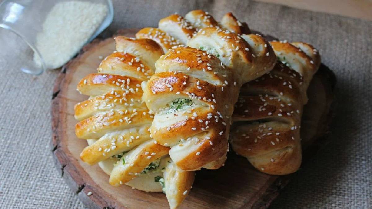 Her gün yeni fırından çıkmış gibi kalıyor, tarifi herkesi kıskandırıyor! Asla bayatlaman şerit poğaça tarifi…