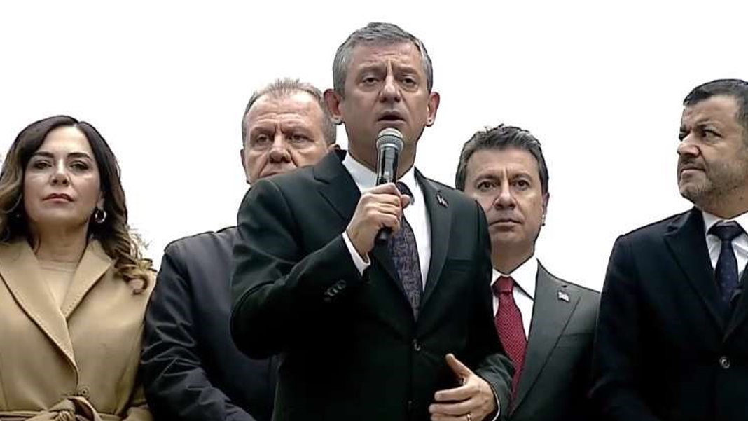 CHP’den Beşiktaş’ta demokrasi mitingi: Binlerce vatandaş meydanda