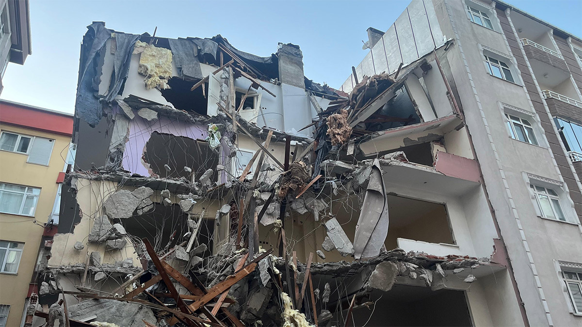 Bahçelievler'de yıkım çalışmasında yan bina hasar gördü