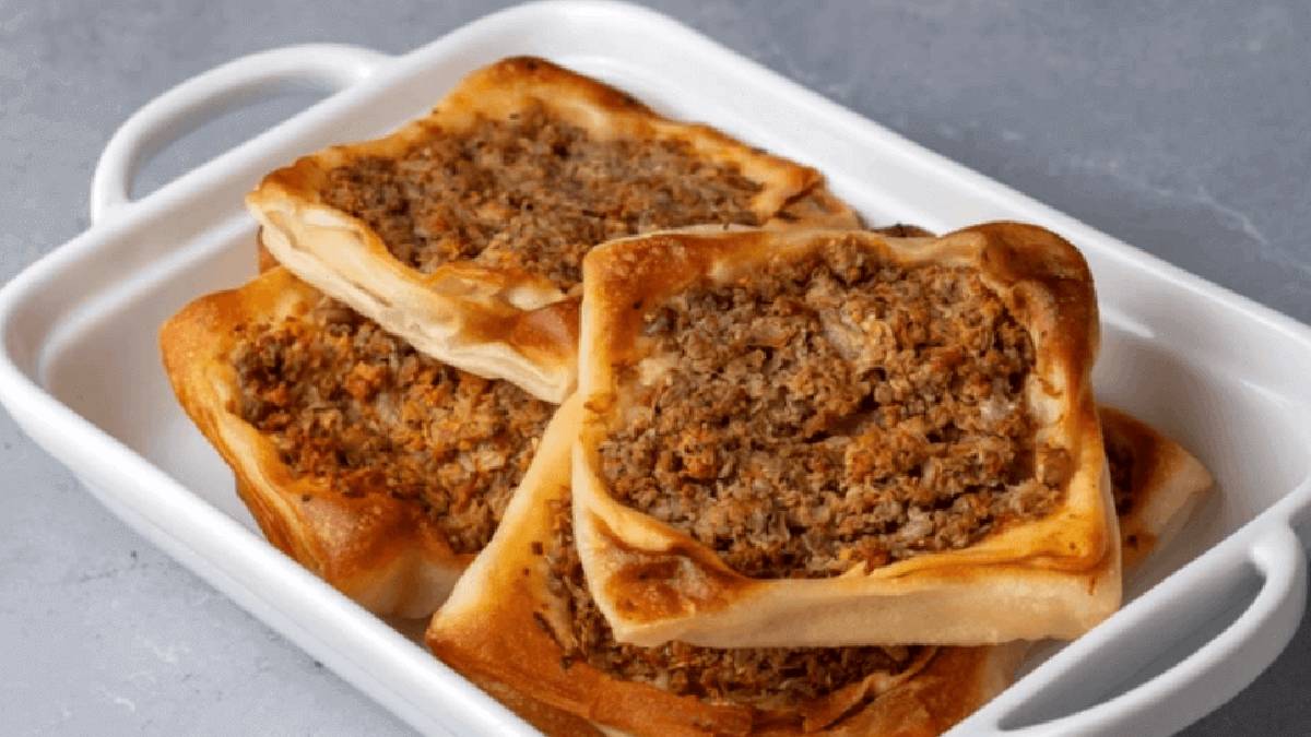 Kıymanın en yakıştığı lezzet! Sofraya geldiği gibi bitecek! İşte kaytaz böreği tarifi…