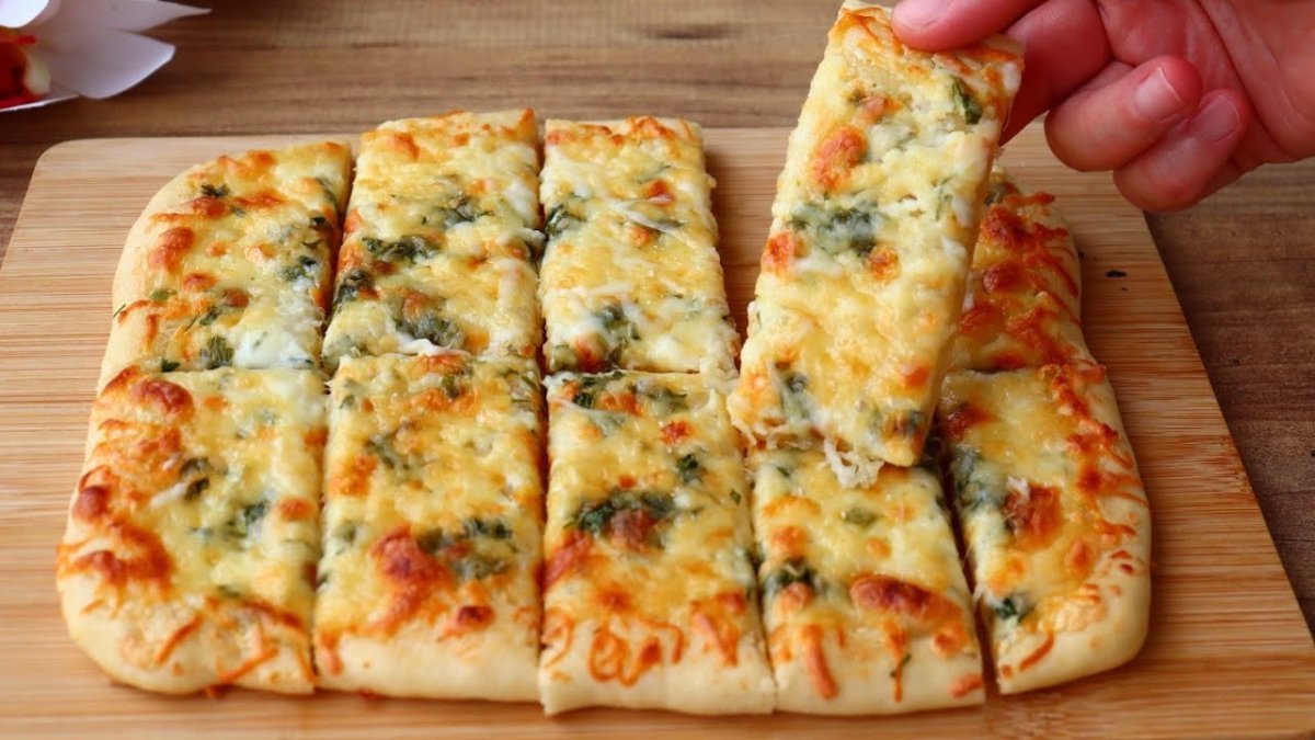 Domino's'ta yok satıyor! Evde kendiniz yapın: Masaya geldiği gibi bitecek peynirli ekmek tarifi