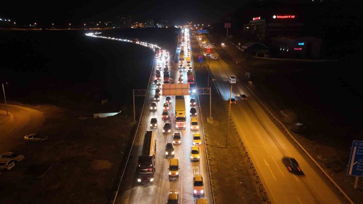 43 ilin geçiş güzergahı: 'Kilit kavşak'ta tatil trafiği yoğunluğu