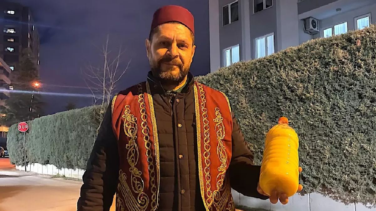 Sadece o satıyor müşteri sıkıntısı çekmiyor! Kamyon şoförünün akşam mesaisi: 120 TL'den günde 25 litre