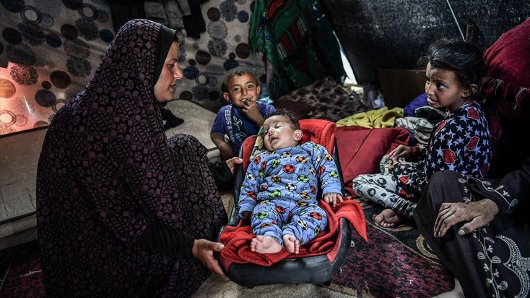 15 aydır engelli çocuklarıyla bombardıman altında kalan anne ateşkesten umutlu