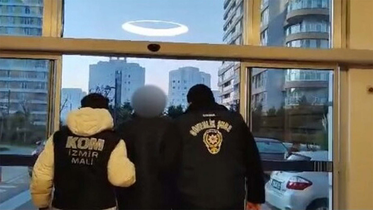 İzmir'de dev vurgun! 100 milyon TL'yi zimmetine geçirip 180 bin TL'ye 'yılın iş adamı' ödülü aldı