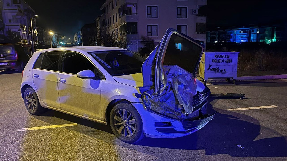 Sakarya'da ilginç kaza: Takla atan aracın kapısı diğer otomobilin farına asılı kaldı