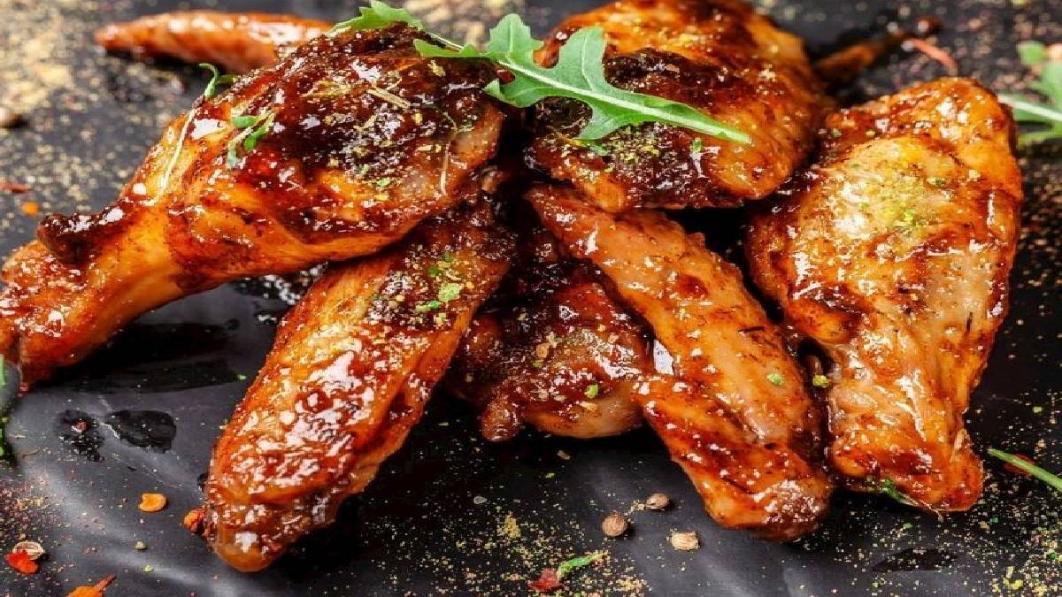 Nar gibi kızarıyor, lezzeti sosunda yatıyor! İştah kabartan tavuk: İşte ballı hardallı tavuk tarifi…