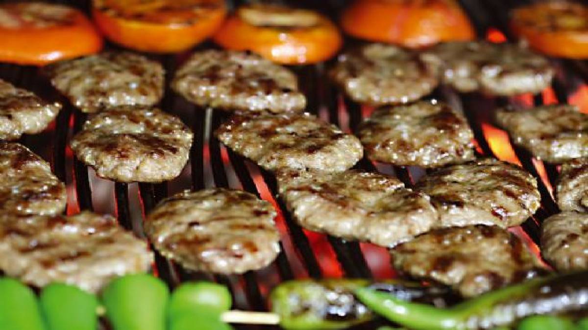 Adını duyan yemekten kaçıyor! Peki, tükürük köfte adı nereden geliyor! İşte geleneksel lezzetin isim hikayesi…