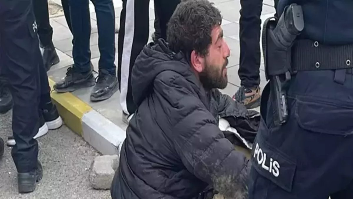 Şanlıurfa'da yolda geçenlere bıçaklı tehdit: Mahalle sakinleri, zorbayı yakalayıp polise teslim etti