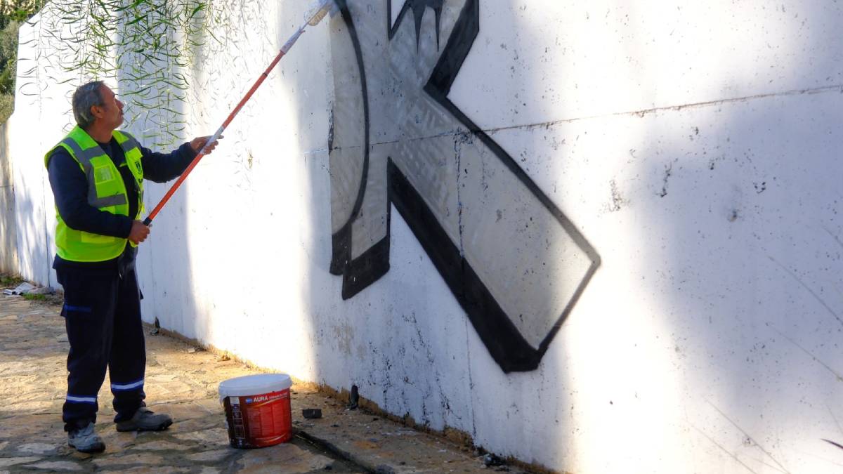 Belediye, görüntü kirliliği oluşturan yazıları temizliyor