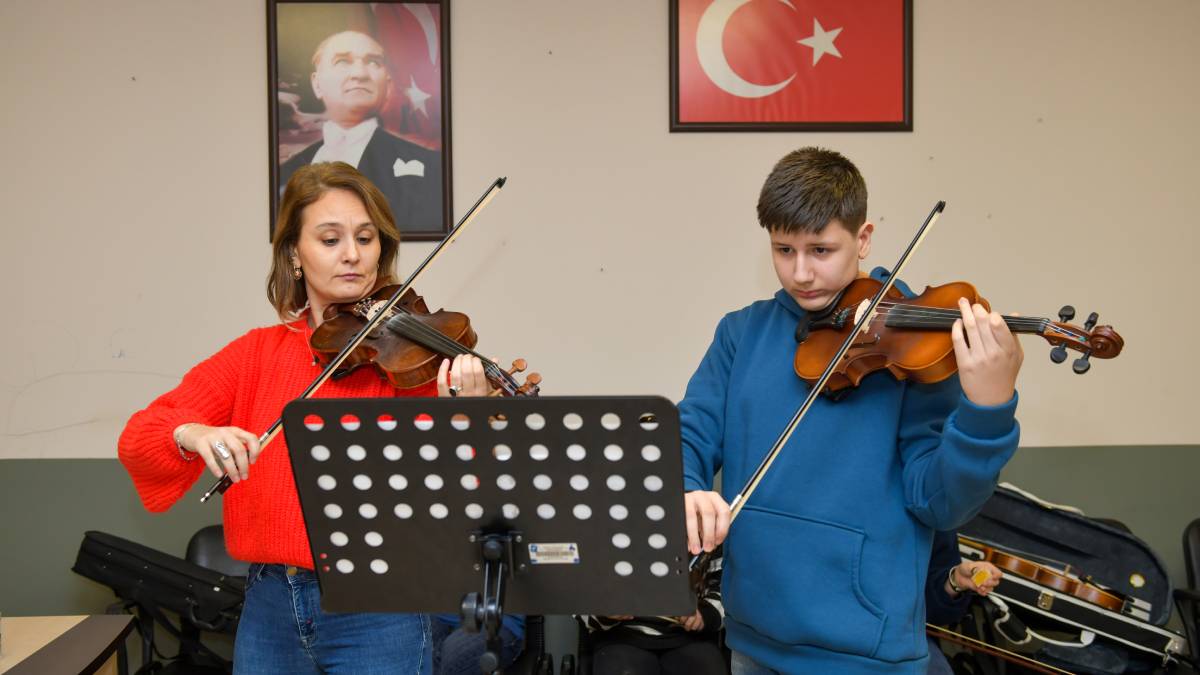 Esenyurtlu gençler müzikle, sanatla gelişiyor