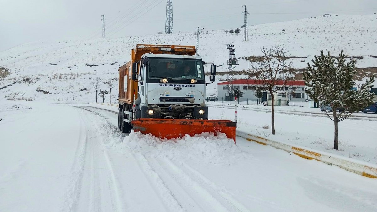 3 ilde 293 yerleşim biriminin yolu kapandı
