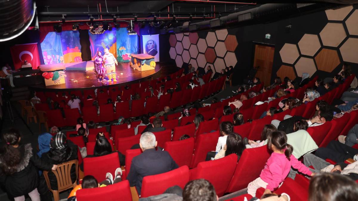 Karnesini alan tiyatroya gitti