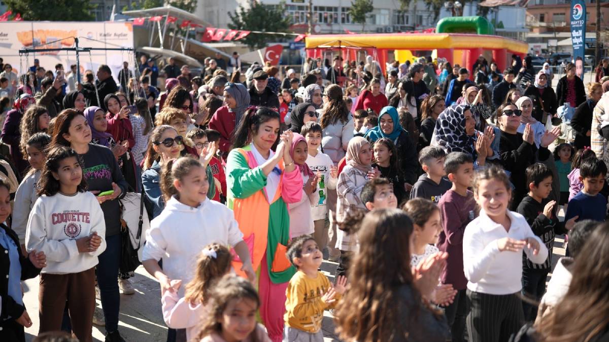 Ceyhan’da çocuklar karnelerini “Karneni Al Gel” şenliğinde kutladı