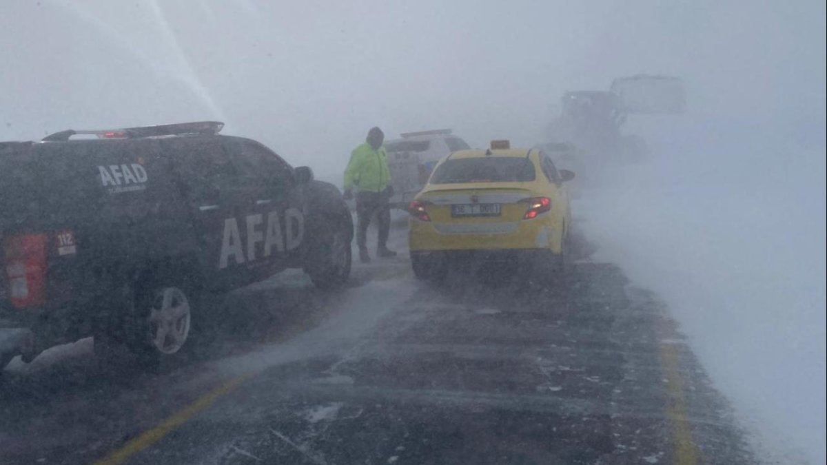 Erzurum-Tekman yolu ulaşıma açıldı: Yoğun kar yağışı nedeniyle yollar kapanmıştı