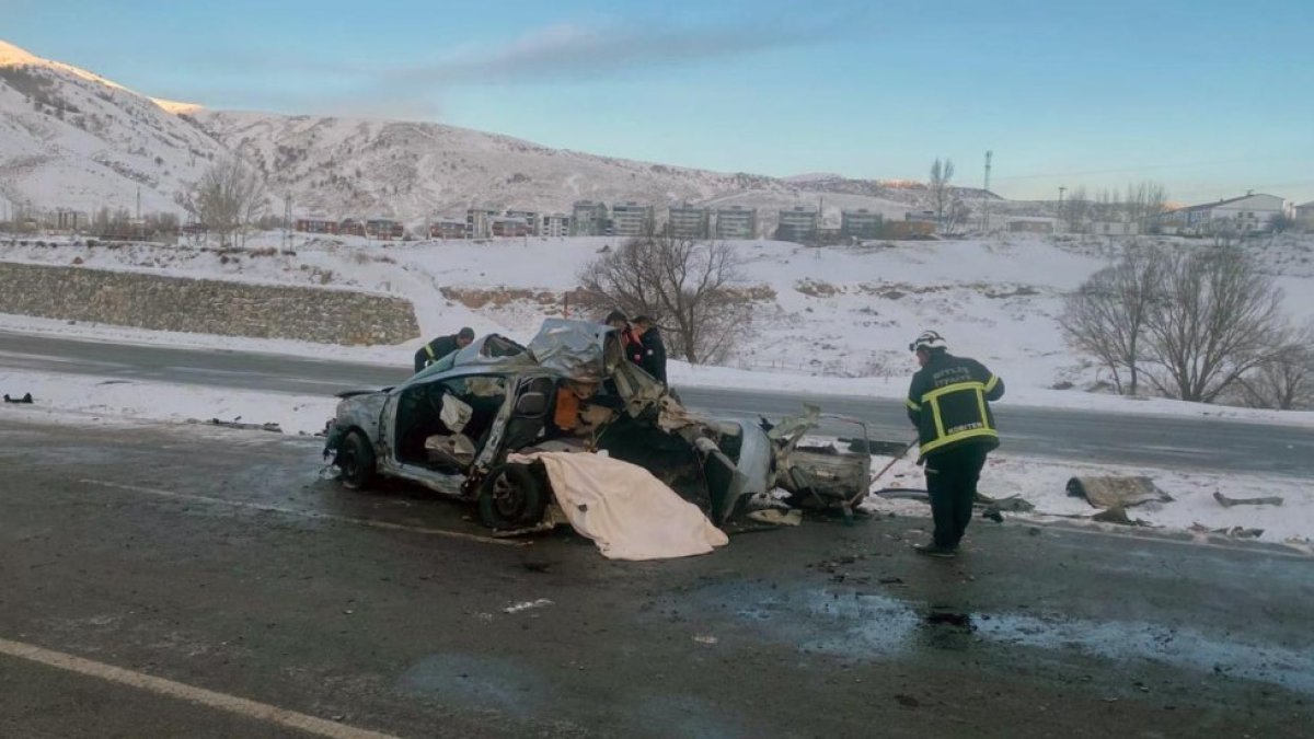 Bitlis’te tır-otomobil çarpıştı: 1 kişi hayatını kaybetti, 2 yaralı