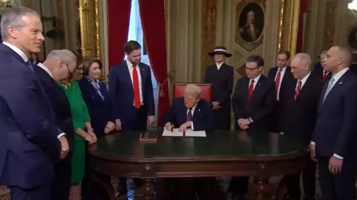 Trump hızlı başladı: İlk kararnamelerini canlı yayında imzaladı