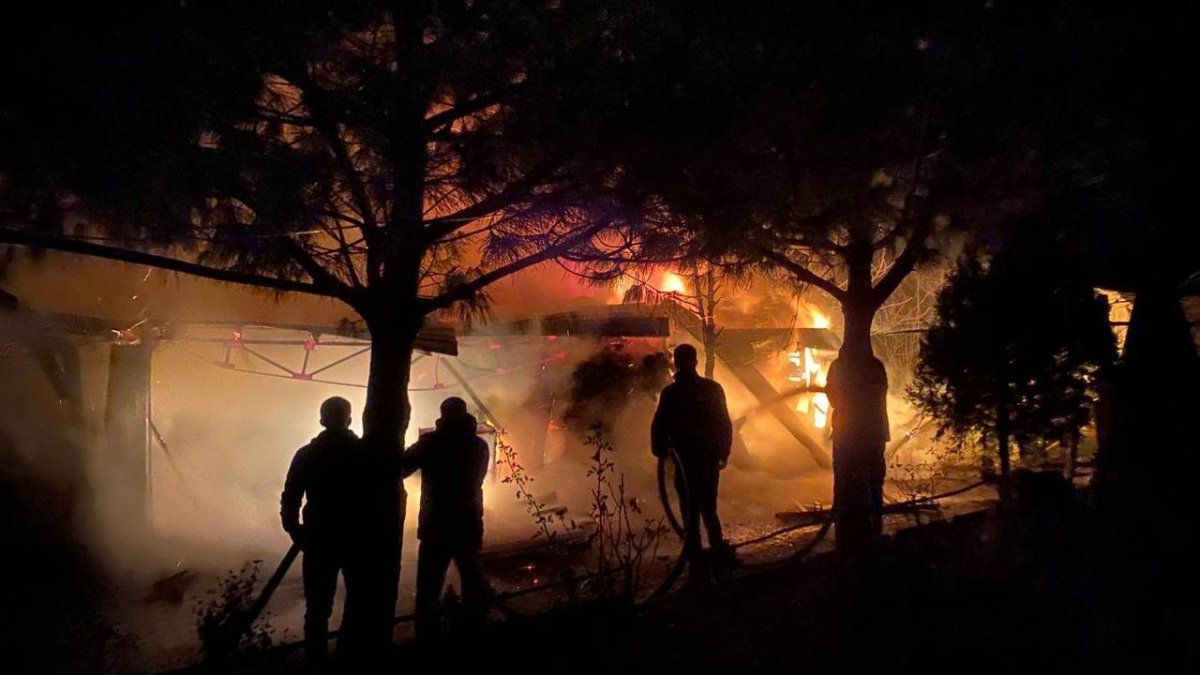 Çanakkale’de odun ve kömür deposunda yangın çıktı
