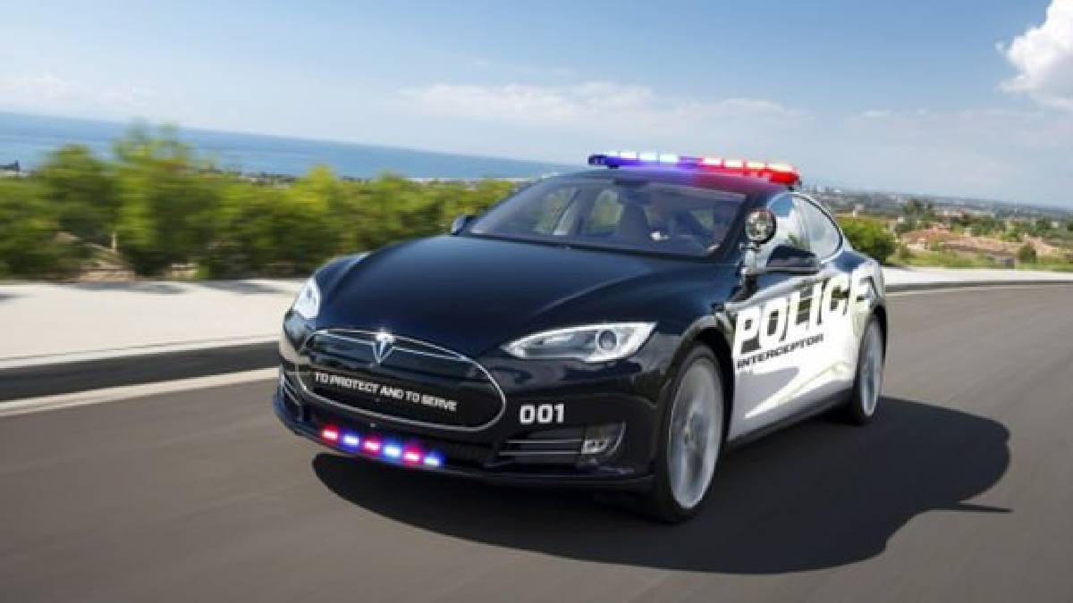 Teslalar artık suçluların korkulu rüyası! Polisler Teslaları test etti: Artık normal otomobile geri dönmek istemiyorum!