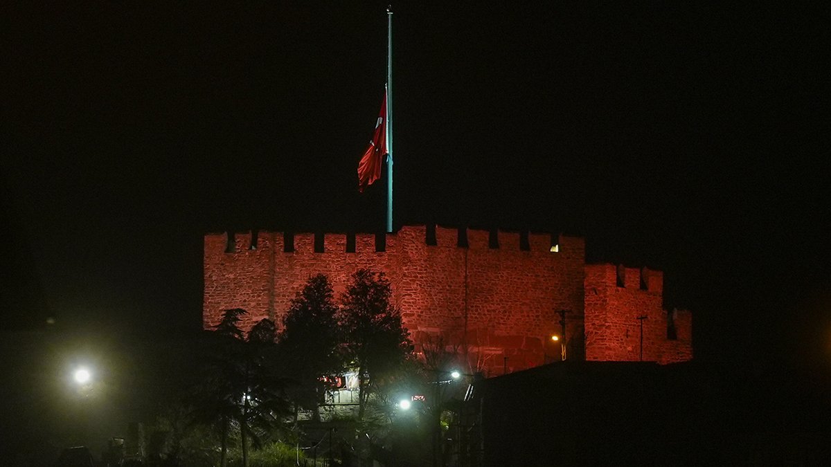 Türkiye'de bir günlük millî yas: Bayraklar, yangın faciasında ölenler için yarıya indi