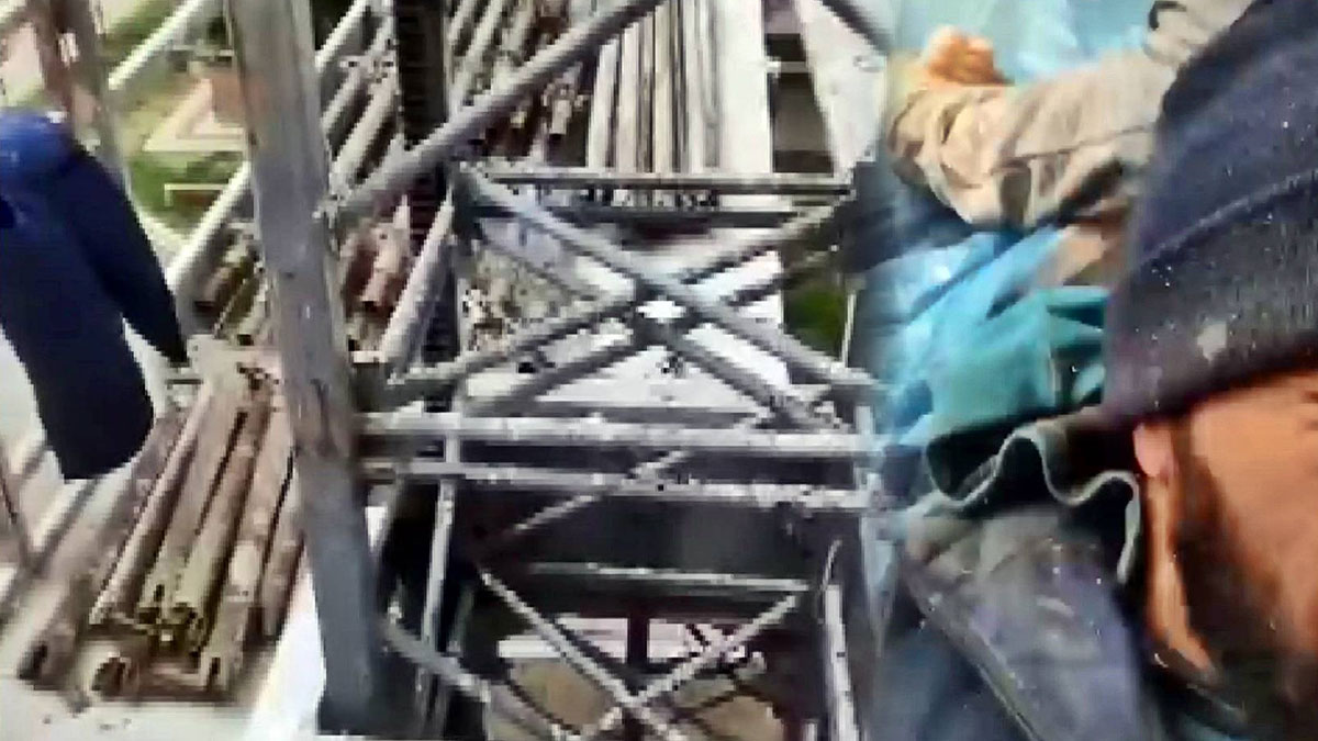 İskele çöktü, zemine böyle çakıldı! Talihsiz işçi, o anları kaydetti