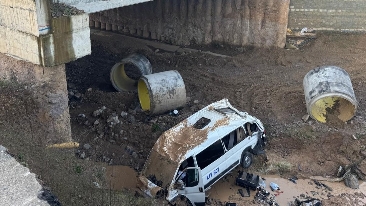 Tuzla'da servis minibüsü şarampole yuvarlandı: Ölü ve yaralılar var