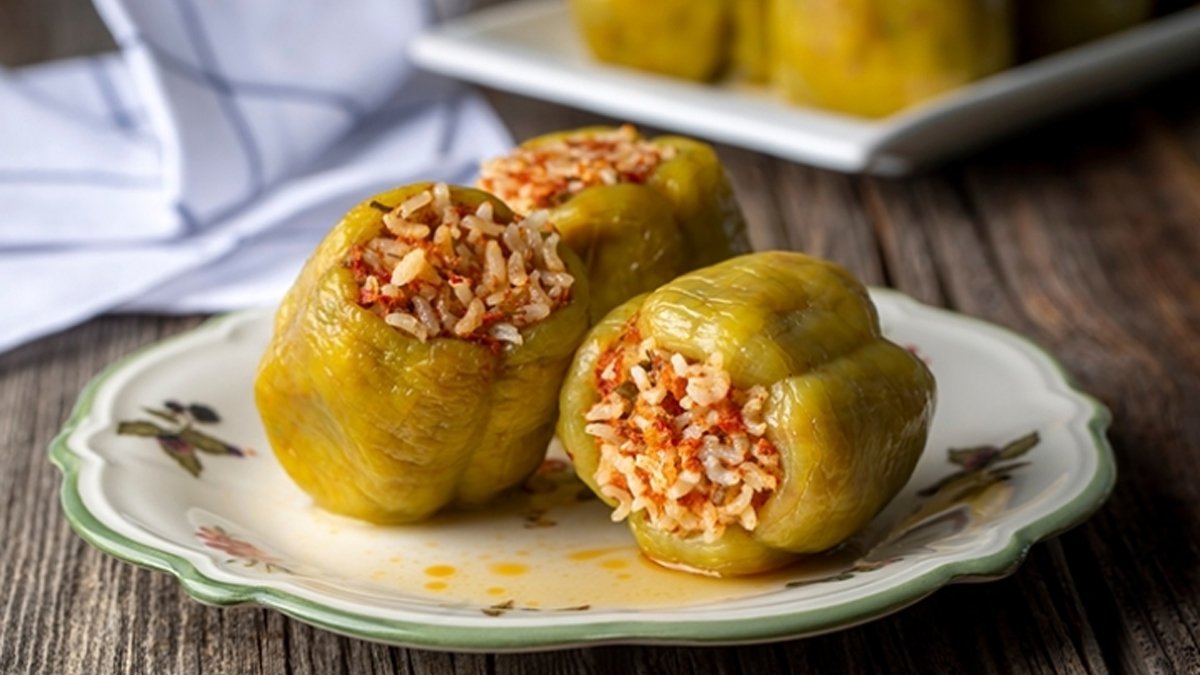 Biber dolmasını fırında deneyin! Ev yemekleri satan yerler böyle yapıyor: Tadı lokantaları aratmayacak