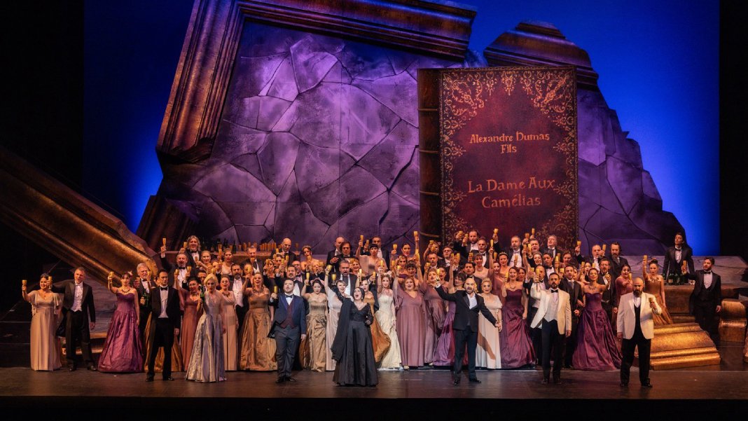 "La Traviata" operası prömiyeriyle büyüledi! Zamansız aşkın trajedisi sahnelendi!