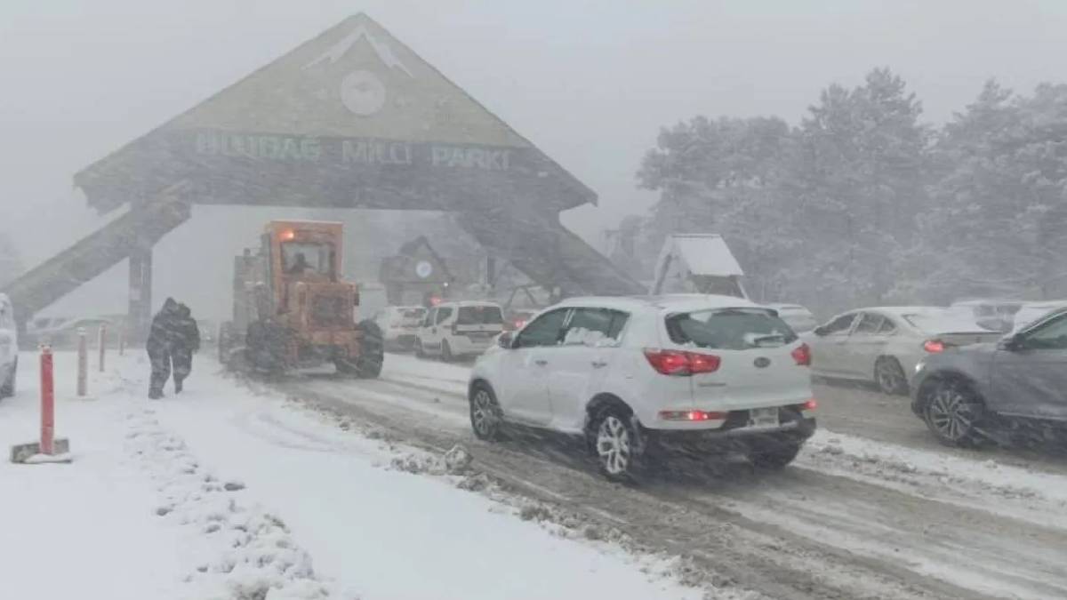 Uludağ'da yoğun kar ve tipi: Zincirsiz araç girişi yasaklandı