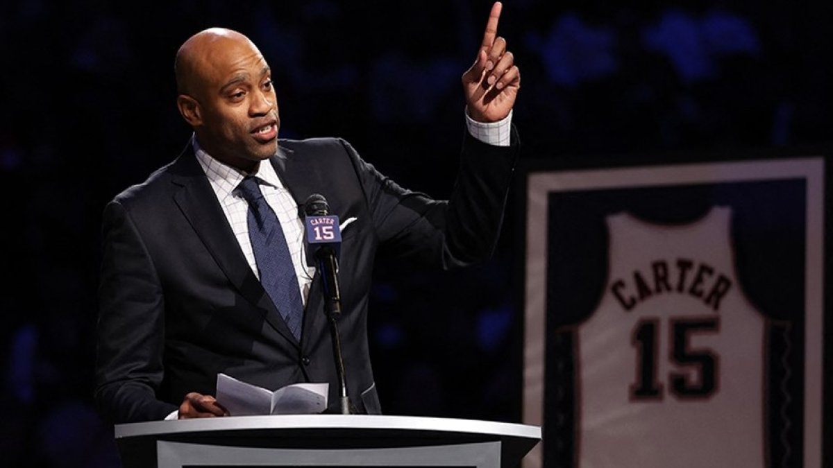 NBA efsanesi Vince Carter'ın 15 numaralı forması emekli edildi