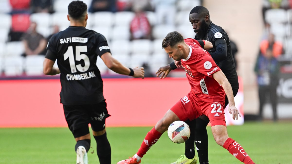 Antalya'da puanlar paylaşıldı: Antalyaspor ve Beşiktaş 1-1 berabere kaldı