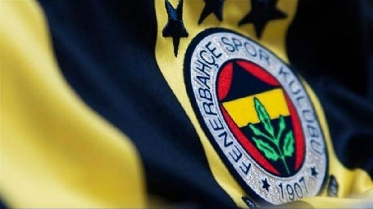 Uçağa bindi geliyor! Fenerbahçe taraftarları meşaleleri yaktı: Süper yıldız artık Kadıköylü