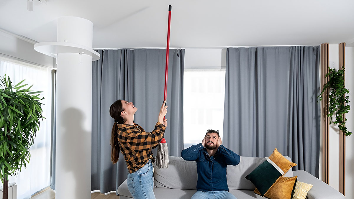 Komşusuna kızıp tavana sopayla vuran kadına mahkemeden şok! Meğer suç teşkil ediyormuş