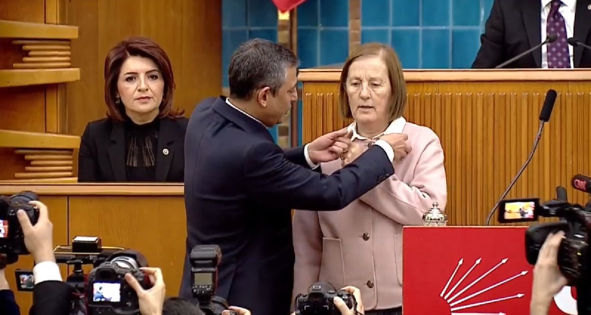 Rozetini CHP Genel Başkanı Özgür Özel taktı: Eski Bakan Selma Aliye Kavaf CHP'ye katıldı