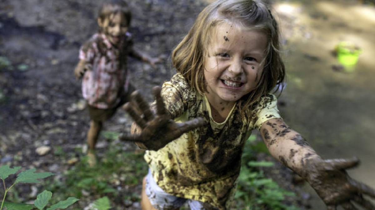 Uzmanlardan ‘çamurda oynayan çocukları azarlamayın’ uyarısı: ‘Birçok faydası var’