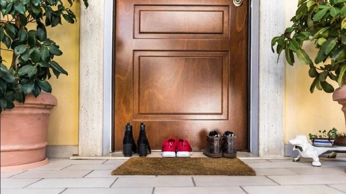 Herkes bilmeden evinde yapıyor! Kapı önüne sakın paspas koymayın: Nedeni kimsenin aklına gelmez…