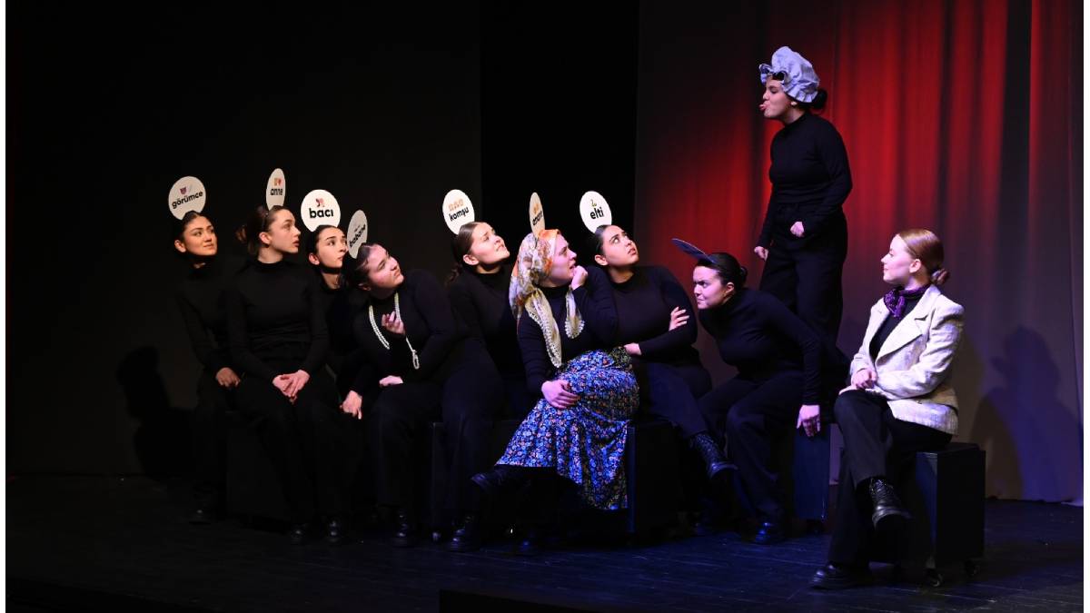 Bozüyük Belediyesi Gençlik Tiyatrosu “Zamazingo” adlı oyun ile sahnede