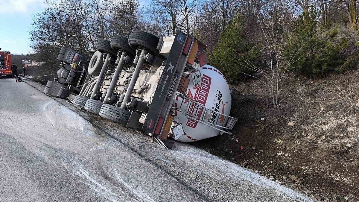 Eskişehir'de akaryakıt taşıyan tır devrildi: Şoför hayatını kaybetti