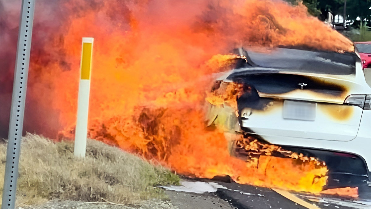 Elektrikli araçların gizli tehlikesi: Bomba gibi patlıyor! Tesla, yangın faciası sonrası kılavuz yayınladı