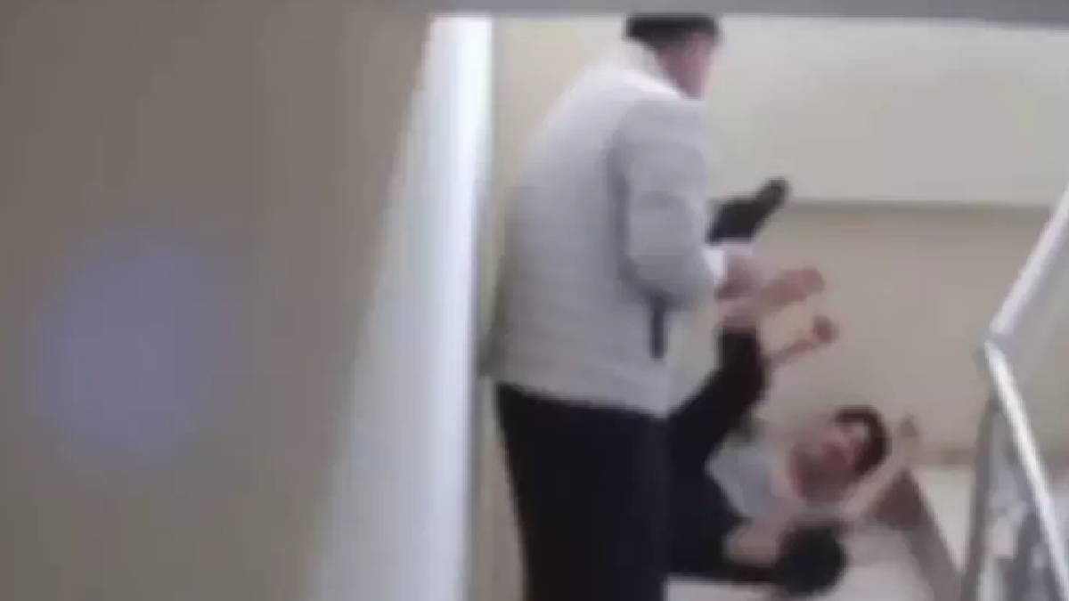 Apartman merdiveninde şiddet: Engelli oğullarını döven anne ve baba gözaltına alındı