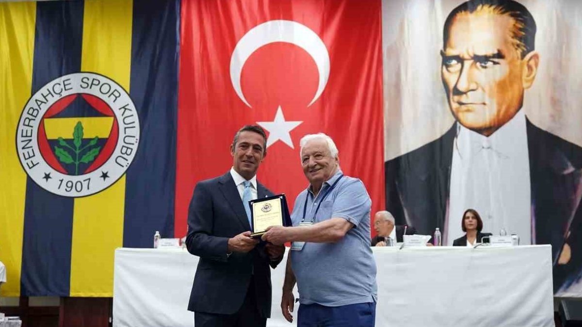 Fenerbahçeli eski milli futbolcu Ogün Altıparmak hayatını kaybetti