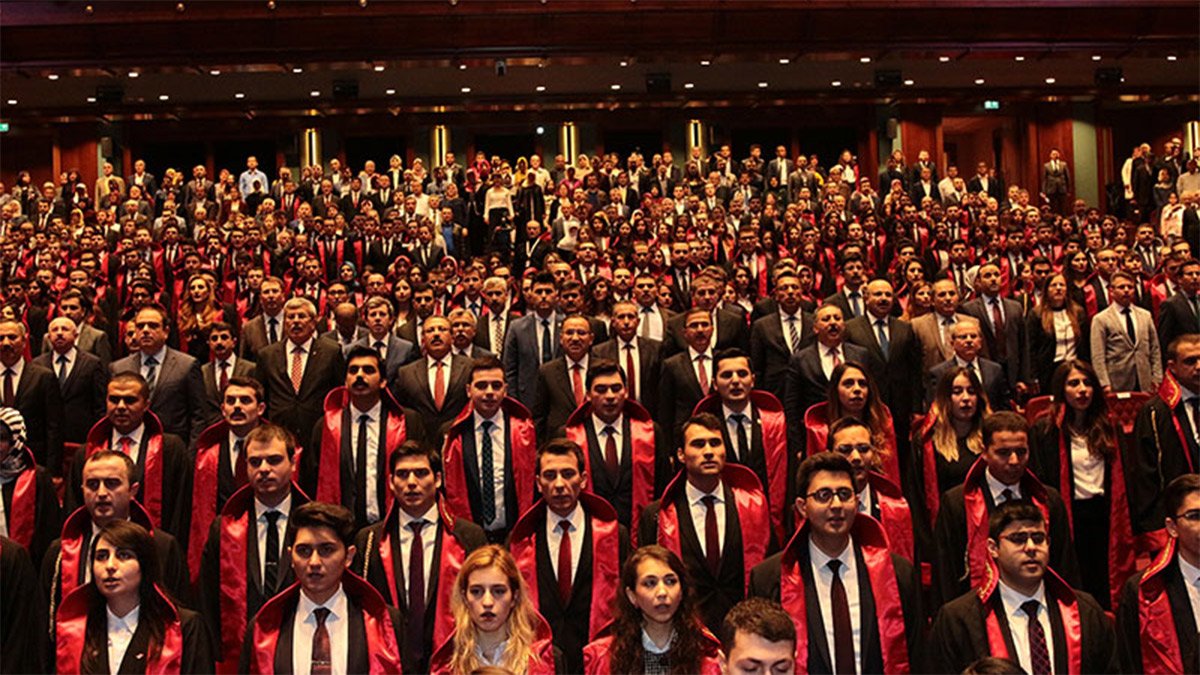 Adaletin sarayda takdimi, kışlada tasfiyesi: HSYK kura töreni ve teğmenlerin ihracı