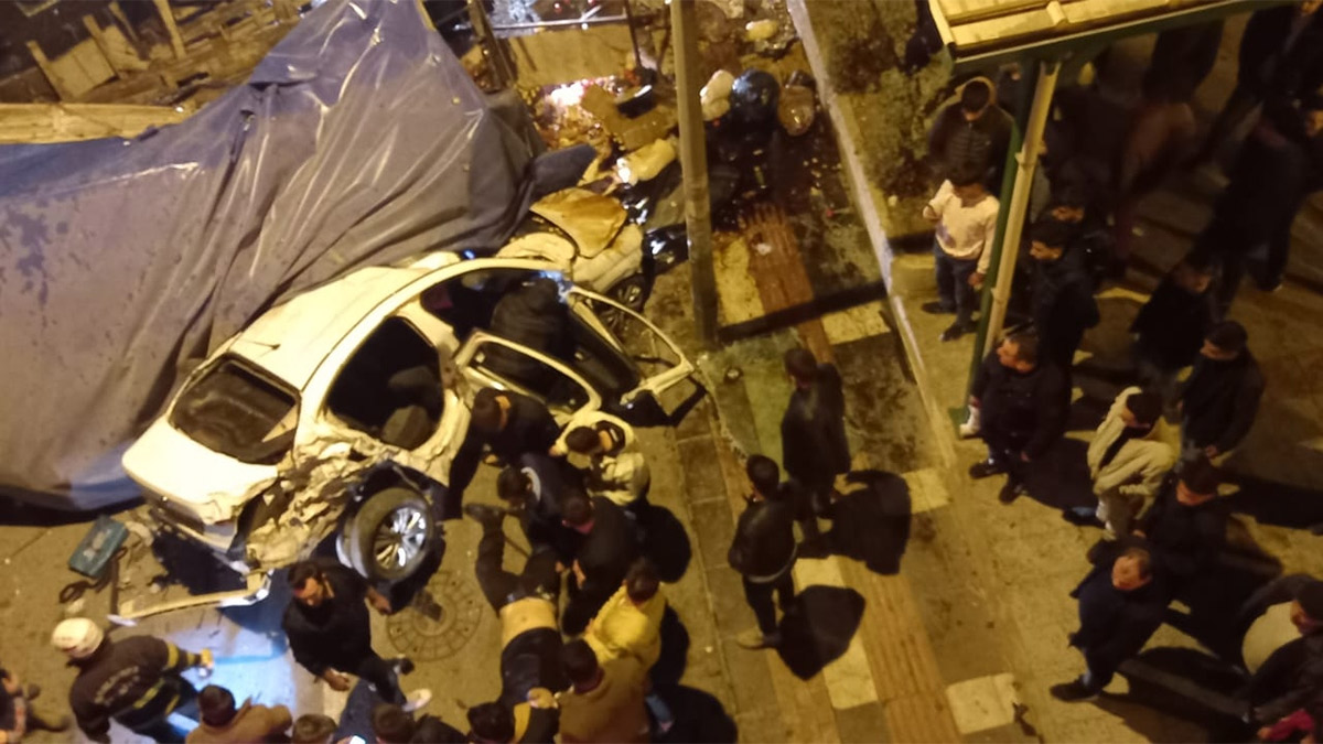 Freni boşalan kamyon dehşet saçtı! 7 araca çarpıp köprüden uçtu: Ölü ve yaralılar var