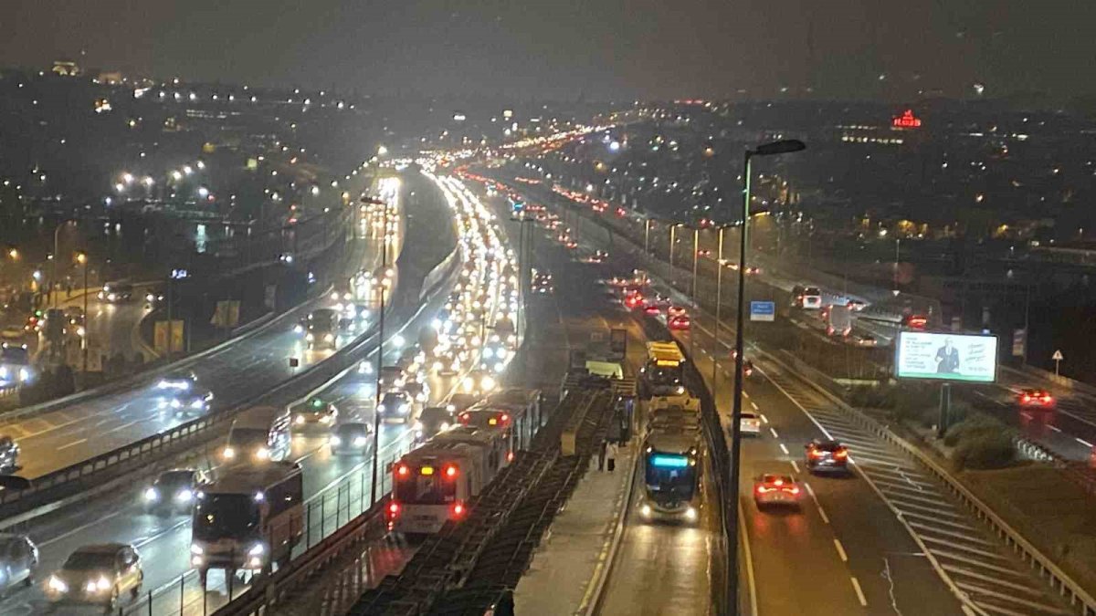 Okullar açıldı, İstanbul'da trafik yoğunluğu oluştu