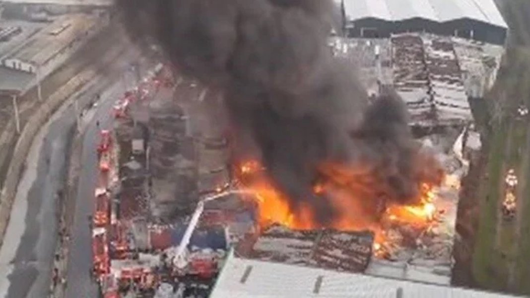 Bursa’da yangın: Alevler tekstil fabrikasına da sıçradı