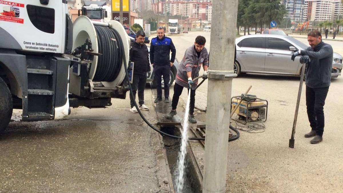Sel ve su baskınlarının önlenmesi için kanallar temizleniyor