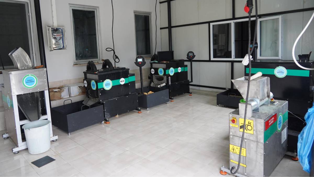 Bayat ekmek ve yemek atıkları can dostlarımız için mamaya dönüştürülüyor